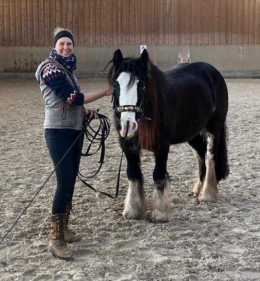 Heike mit Rosheen am Führstrick in der Reithalle